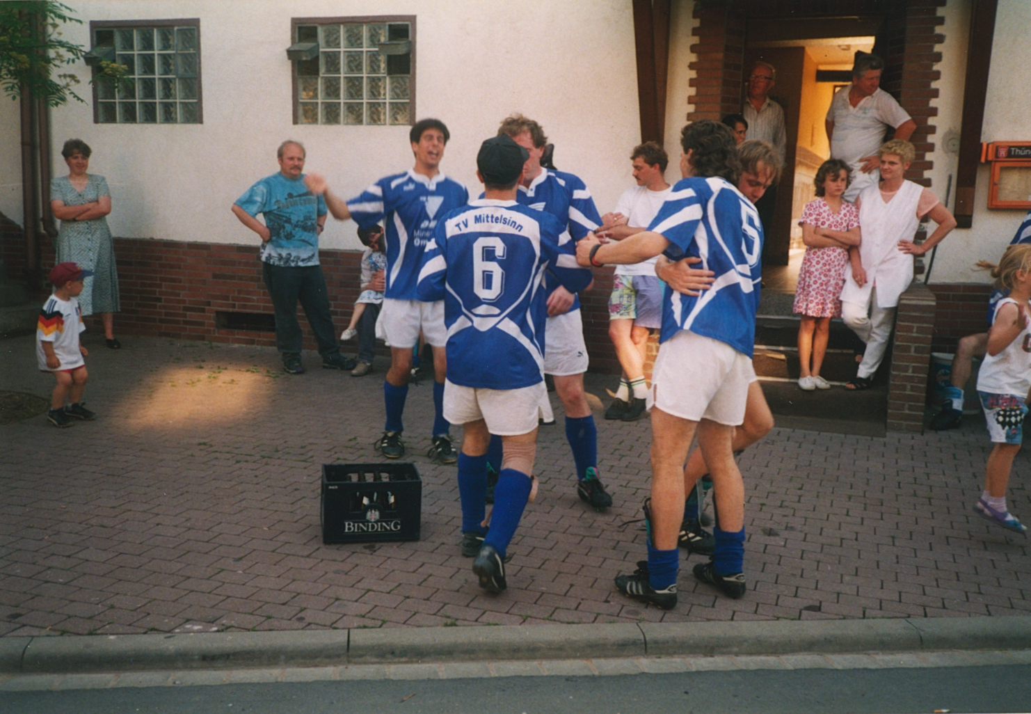 Die Fußballer des TVM feiern den Aufstieg am 28.5.1995